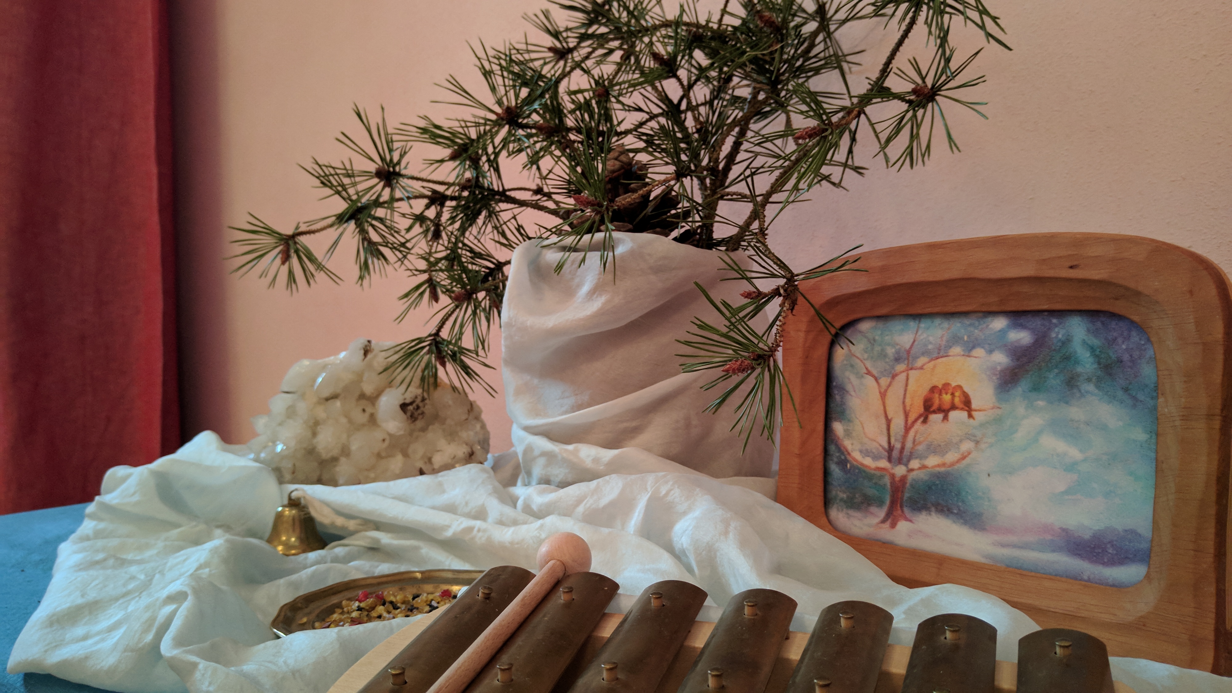 Jahreszeitentisch in der Eltern-Kind-Gruppe im Januar