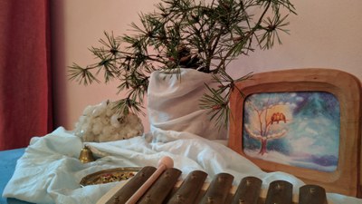 Jahreszeitentisch in der Eltern-Kind-Gruppe im Januar