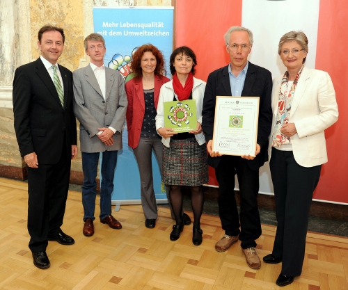 Verleihung der Umweltzeichen-Urkunde durch Minister Schmidt und Berlakovic.